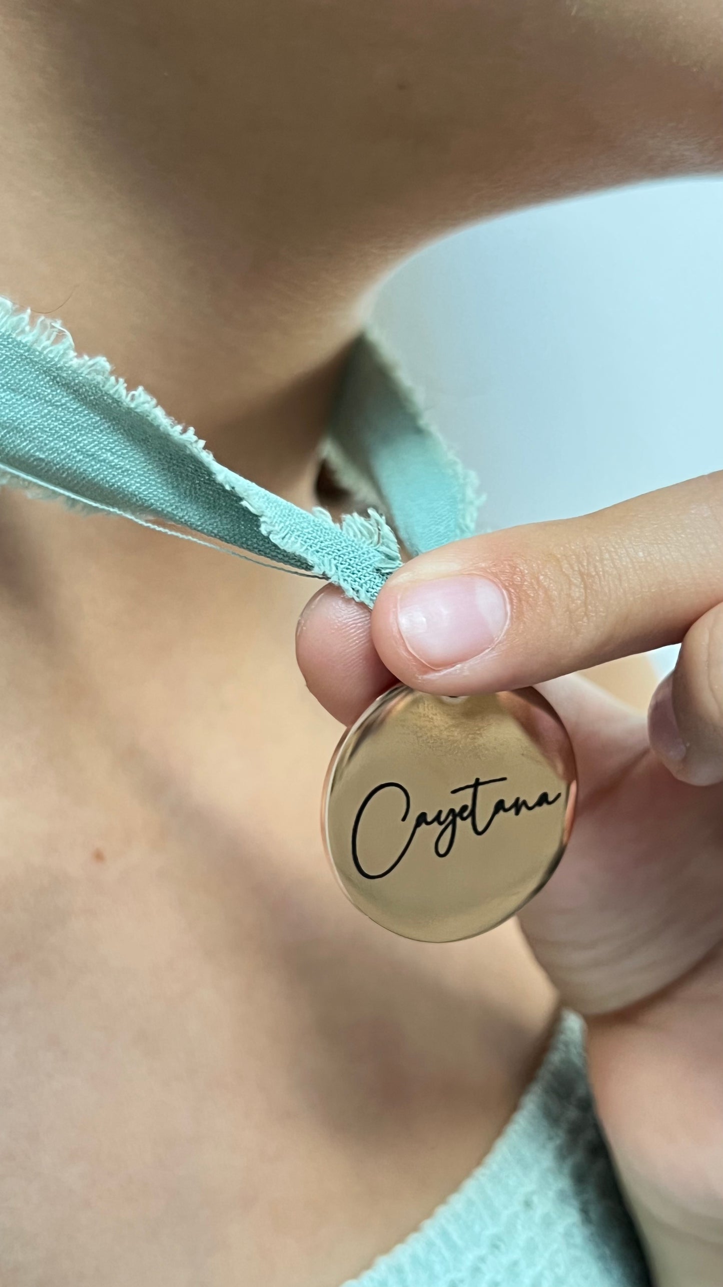 MEDALLA VIRGEN NIÑA CON NOMBRE