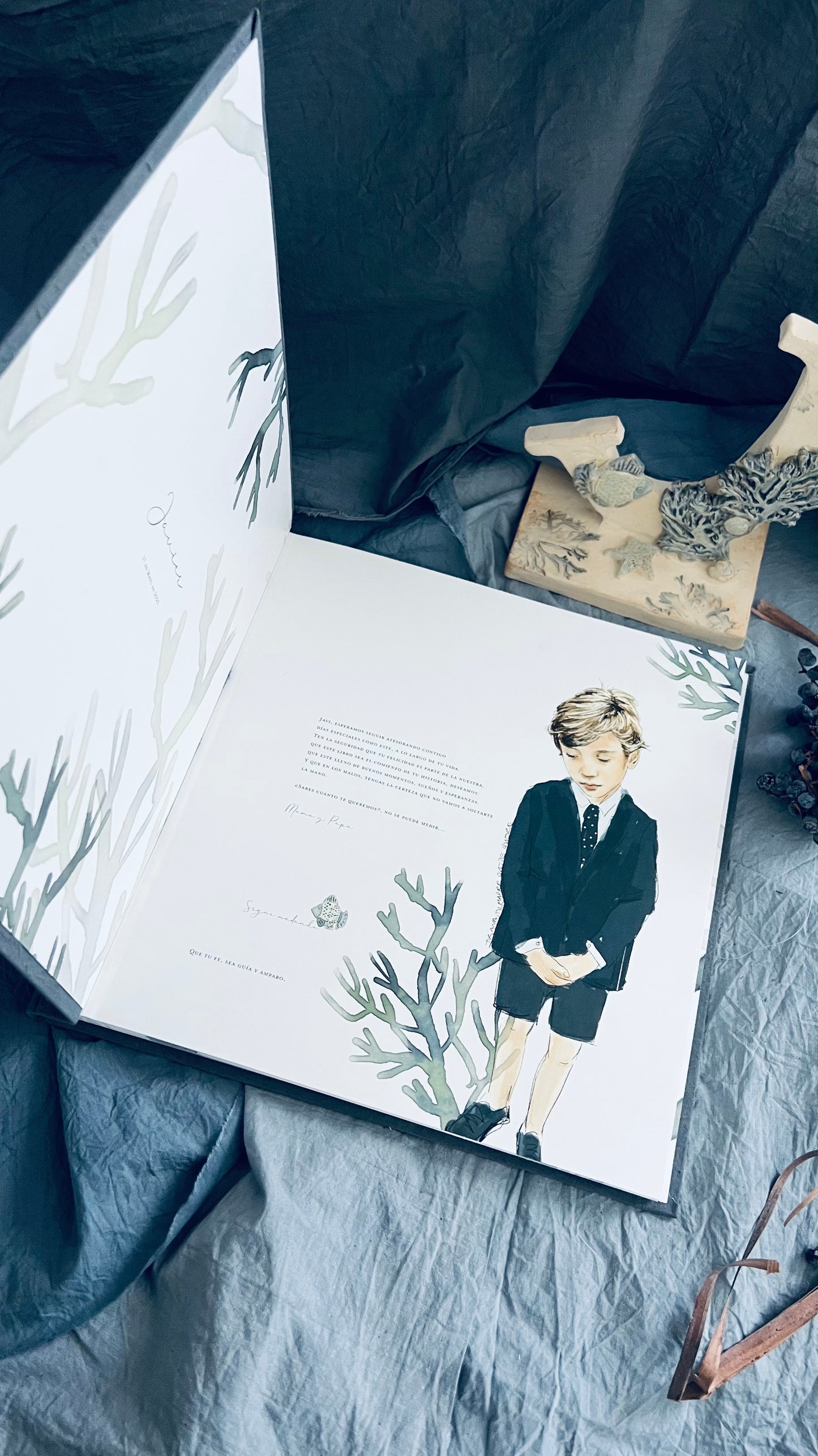 LIBRO COMUNIÓN EN TELA CON LAZO Y NOMBRE EN RELIEVE