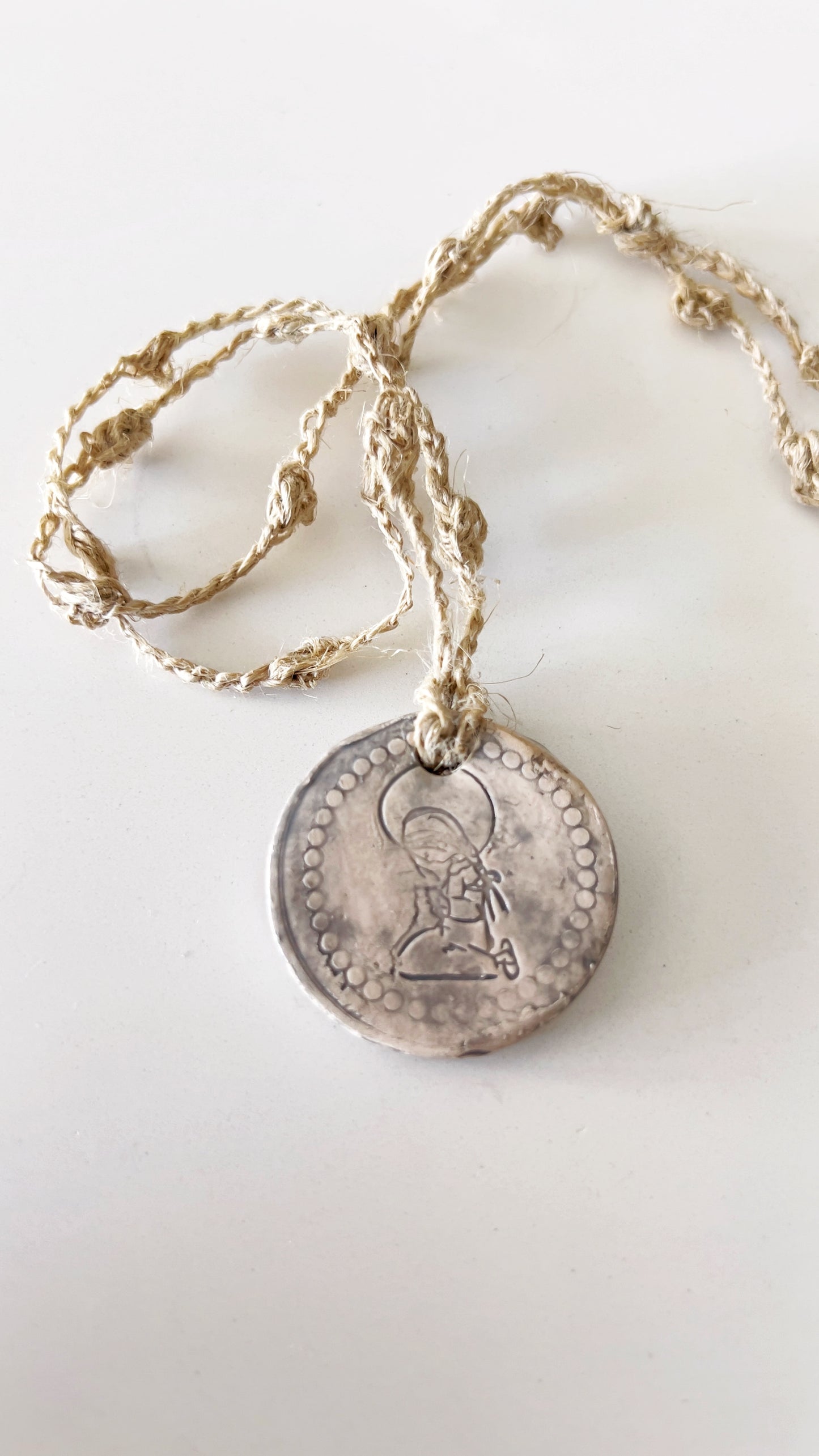 MEDALLA CERÁMICA VIRGEN NIÑA CON ROSARIO DE CROCHET