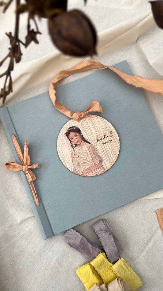 LIBRO COMUNIÓN EN TELA CON MADERA ESTAMPADA Y GRABADA CON ILUSTRACION CIRCULAR