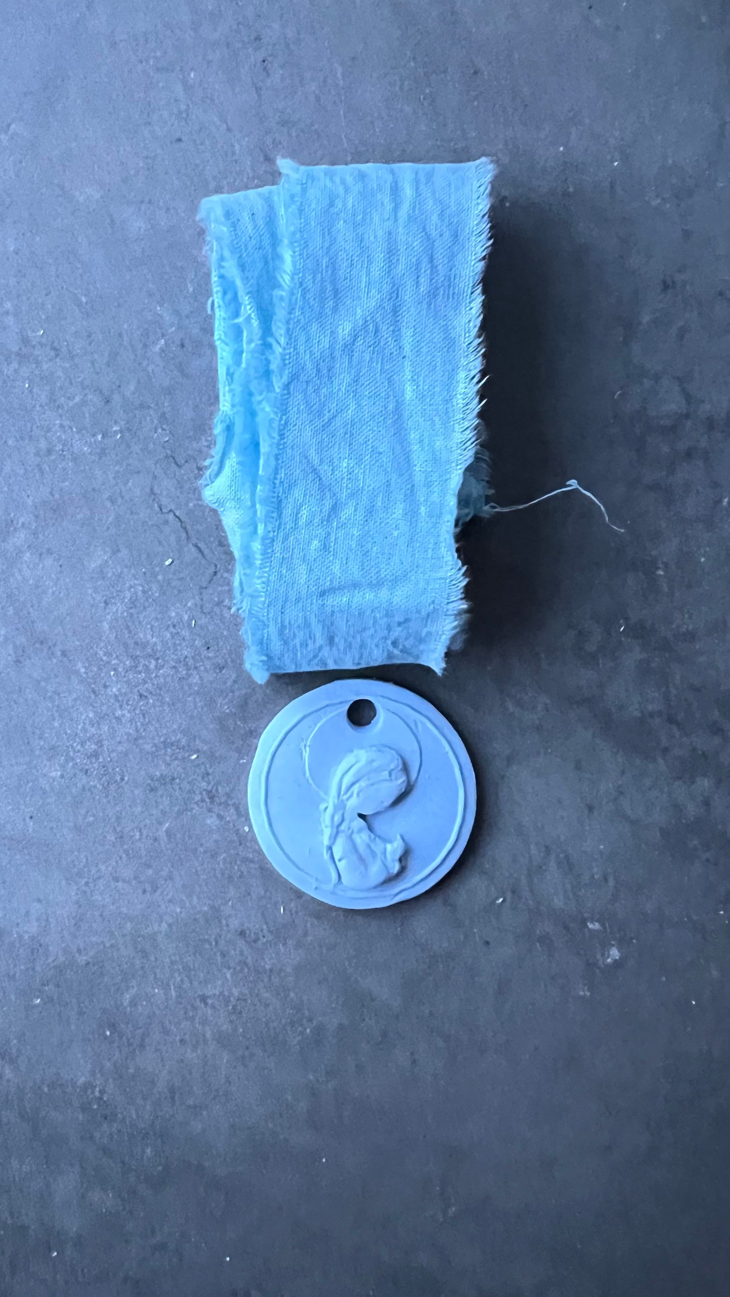 MEDALLA VIRGEN CON ARO RESINA
