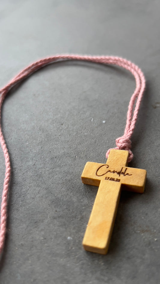 CRUZ MADERA PERSONALIZADA CON CORDÓN