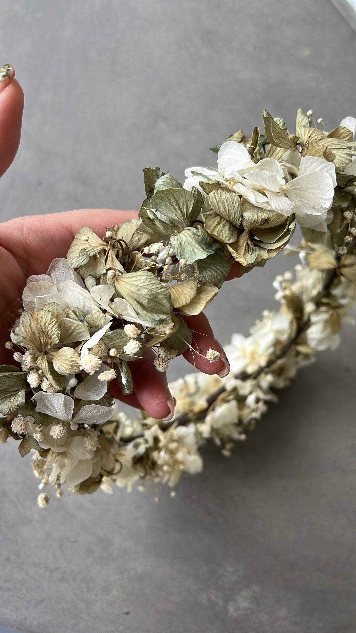 CORONA PANICULATA, HORTENSIA BLANCA Y VERDEAGUA CON PISTILOS