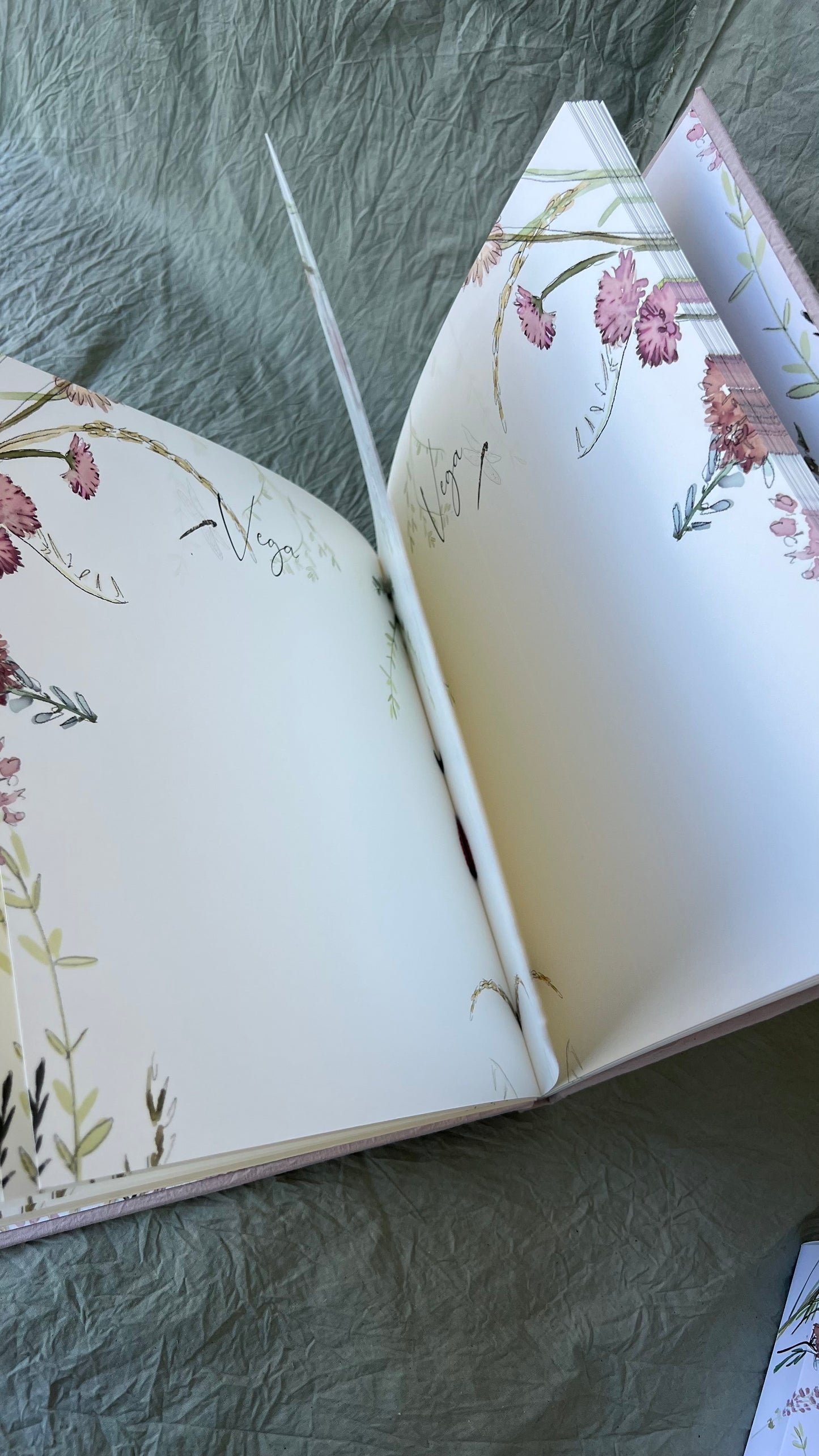 LIBRO COMUNIÓN EN TELA CON LAZO Y NOMBRE GRABADO