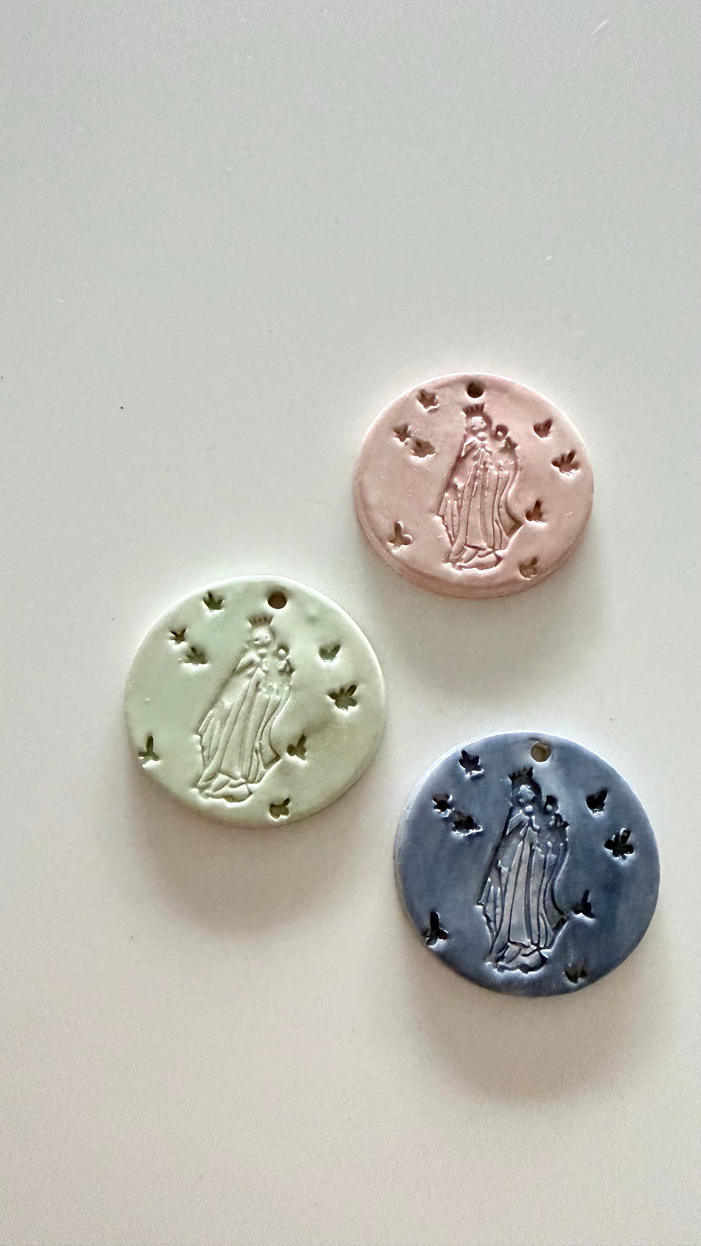 MEDALLA CERÁMICA VIRGEN DEL CARMEN CON CADENA