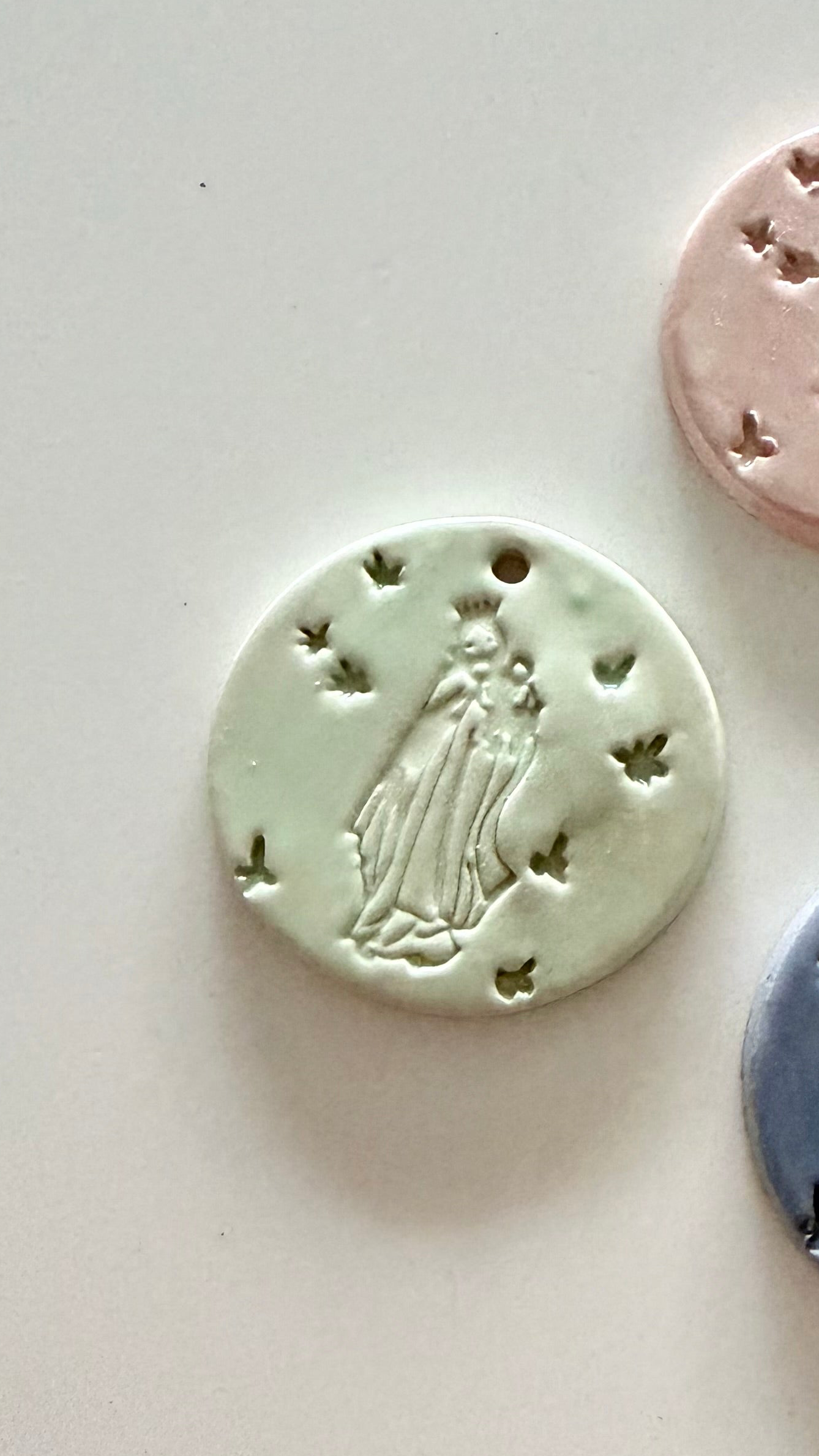 MEDALLA CERÁMICA VIRGEN DEL CARMEN CON CADENA