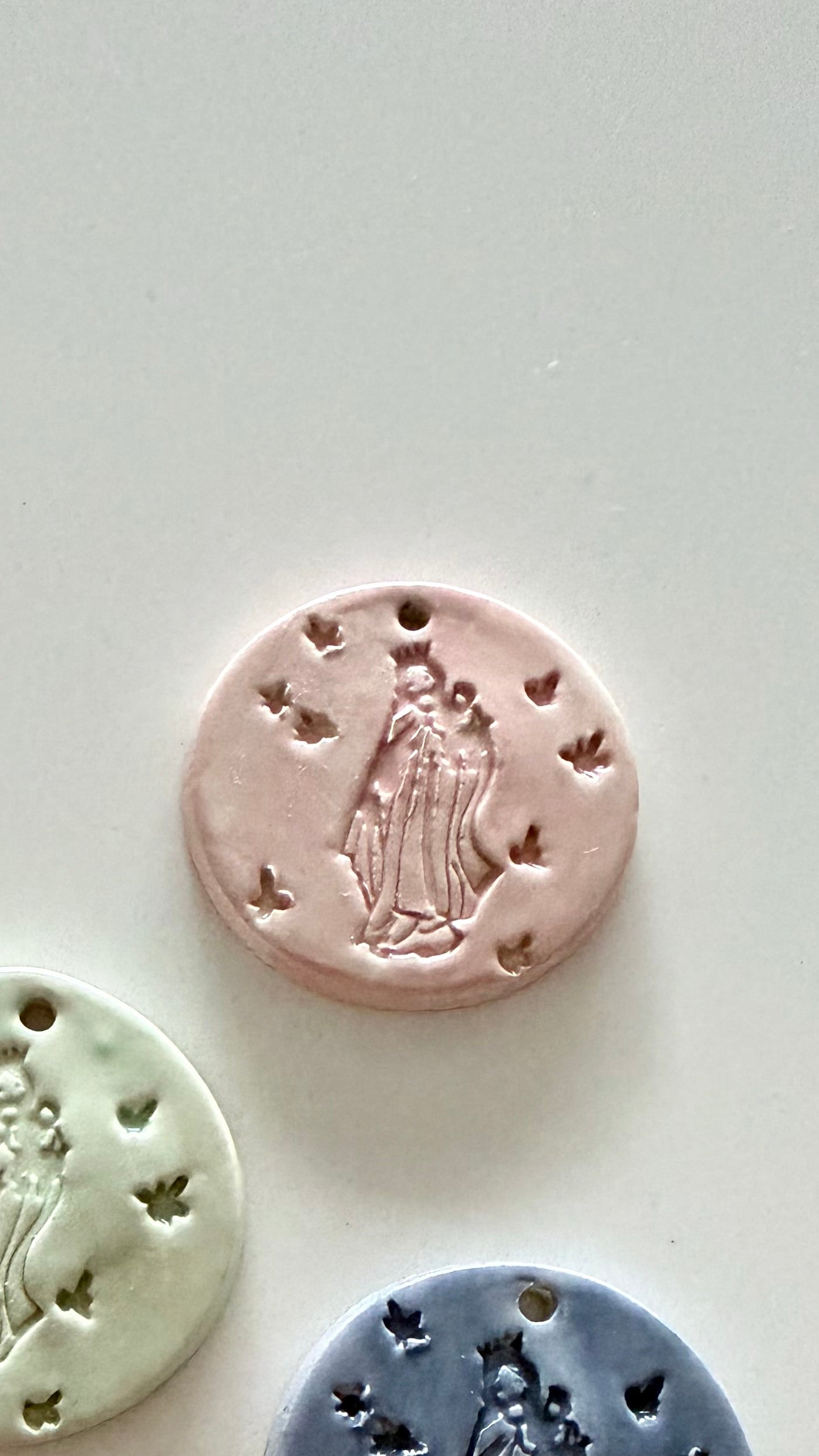 MEDALLA CERÁMICA VIRGEN DEL CARMEN CON CADENA