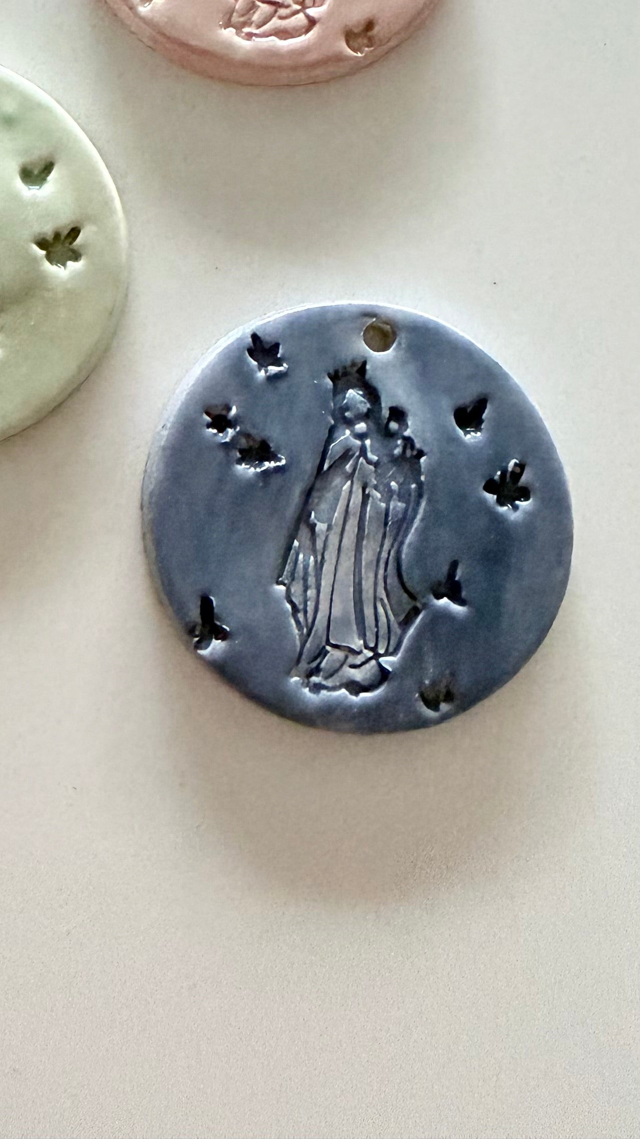 MEDALLA CERÁMICA VIRGEN DEL CARMEN CON CADENA