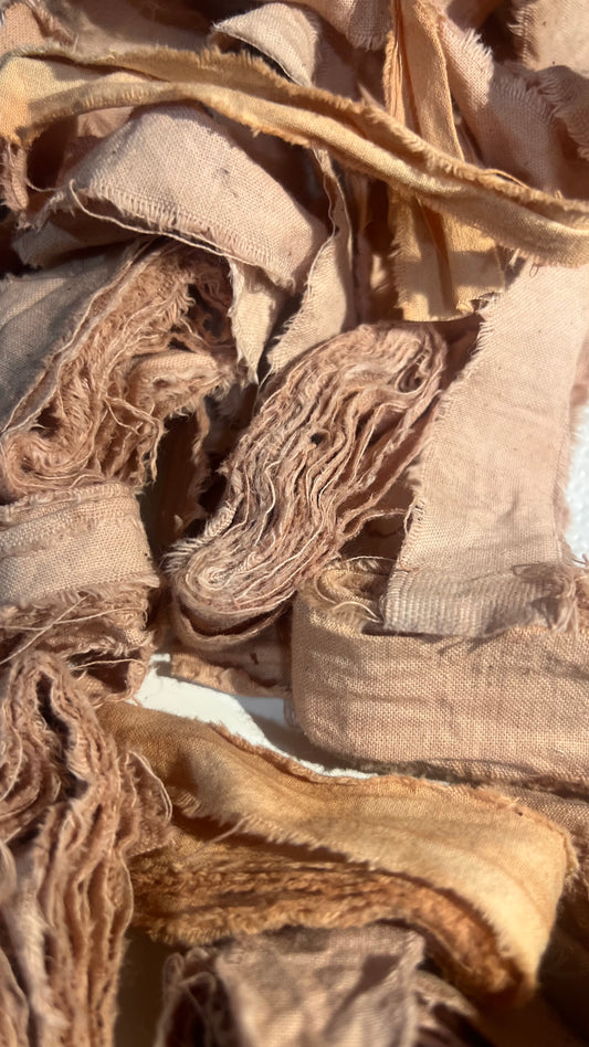 LAZO TEÑIDO Y CORTADO A MANO