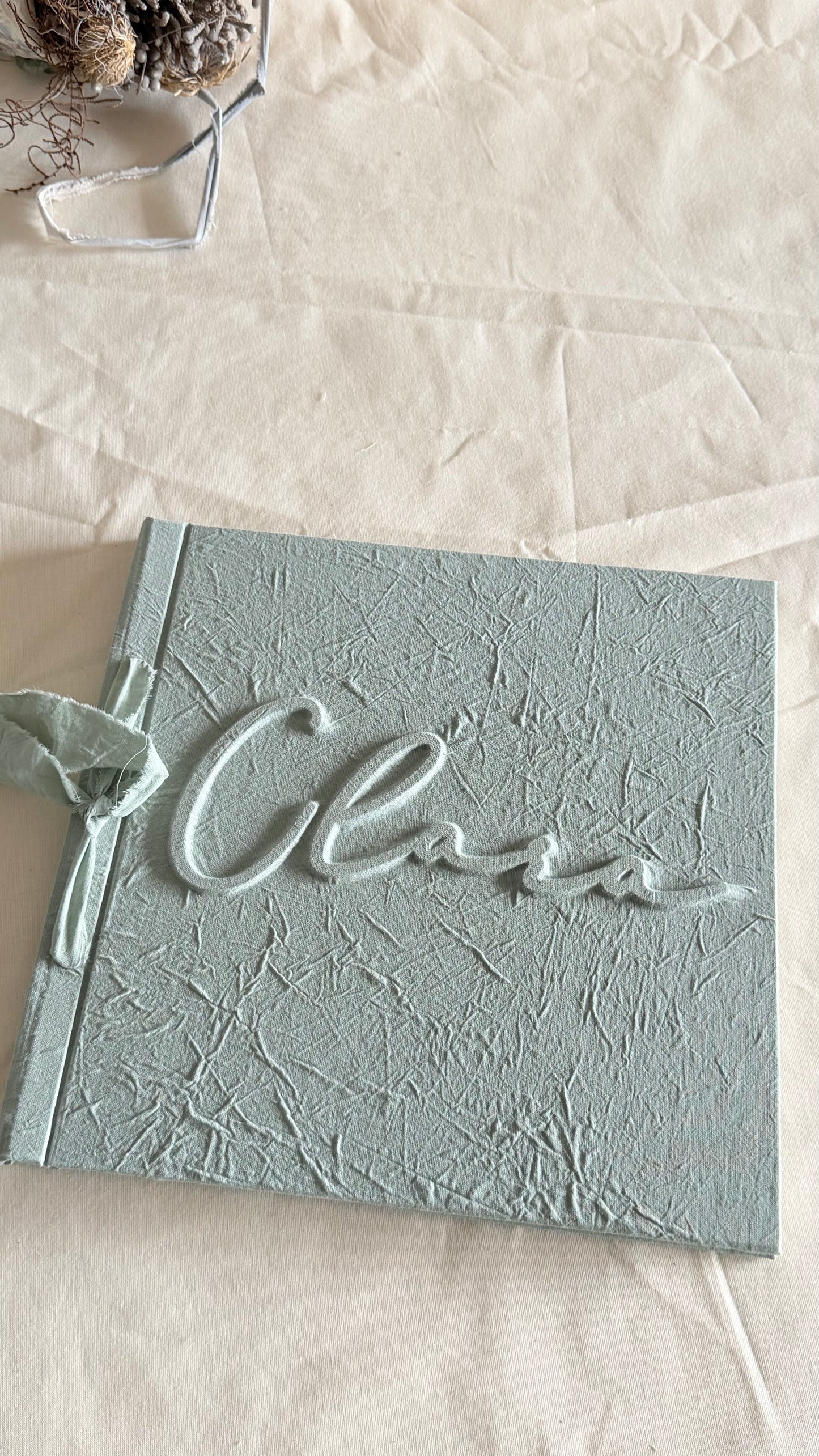 LIBRO COMUNIÓN EN TELA CON LAZO Y NOMBRE EN RELIEVE