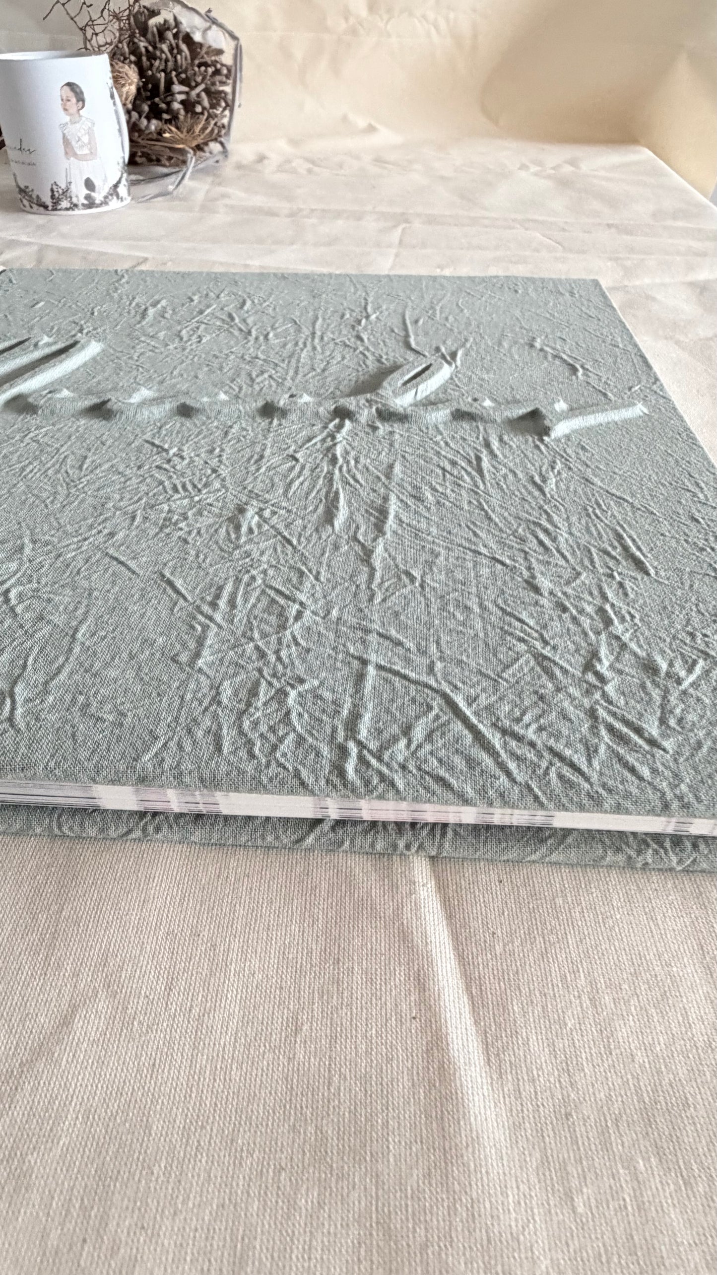 LIBRO COMUNIÓN EN TELA CON LAZO Y NOMBRE EN RELIEVE