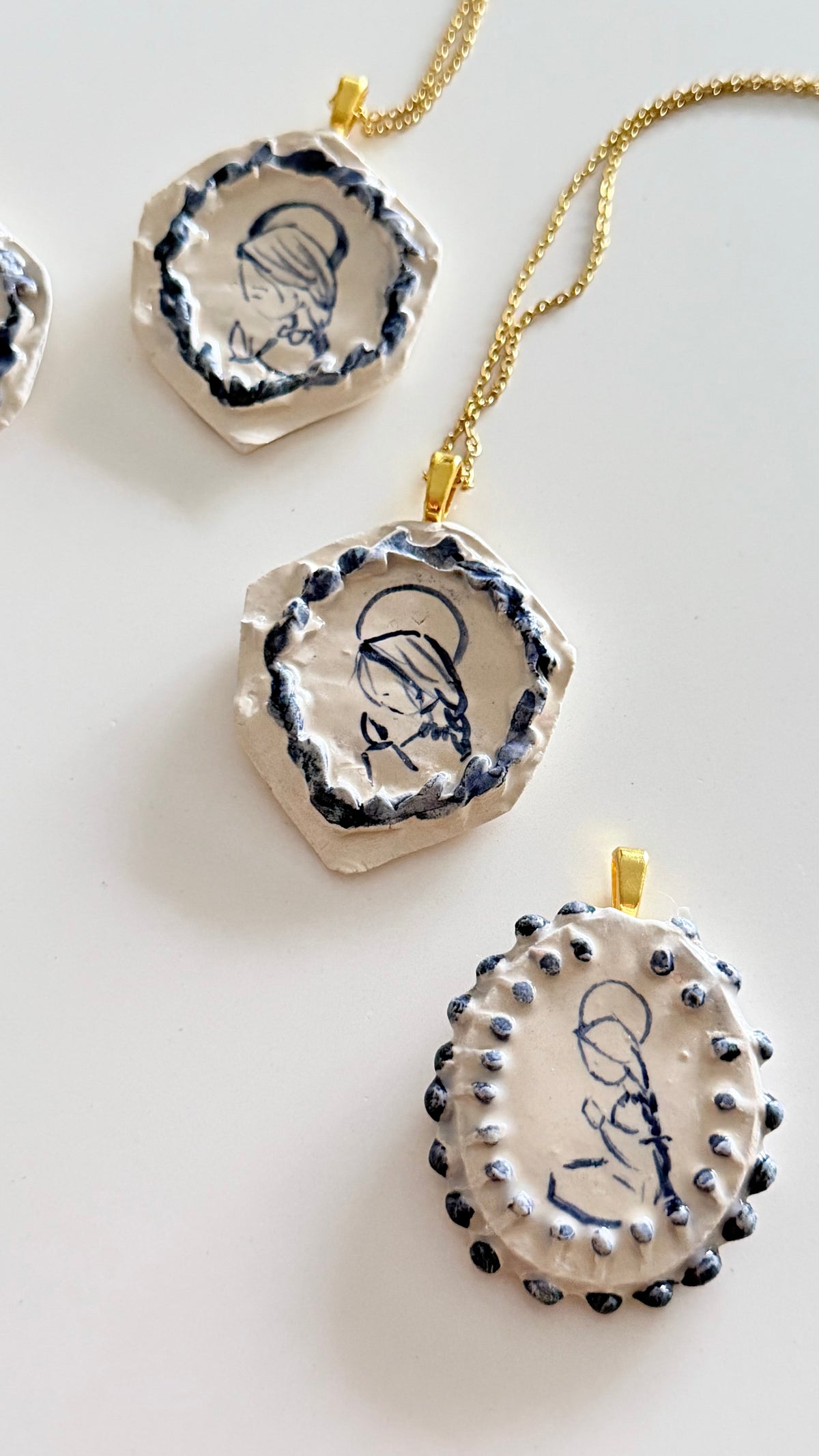 Medalla Virgen Cerámica pintada a mano