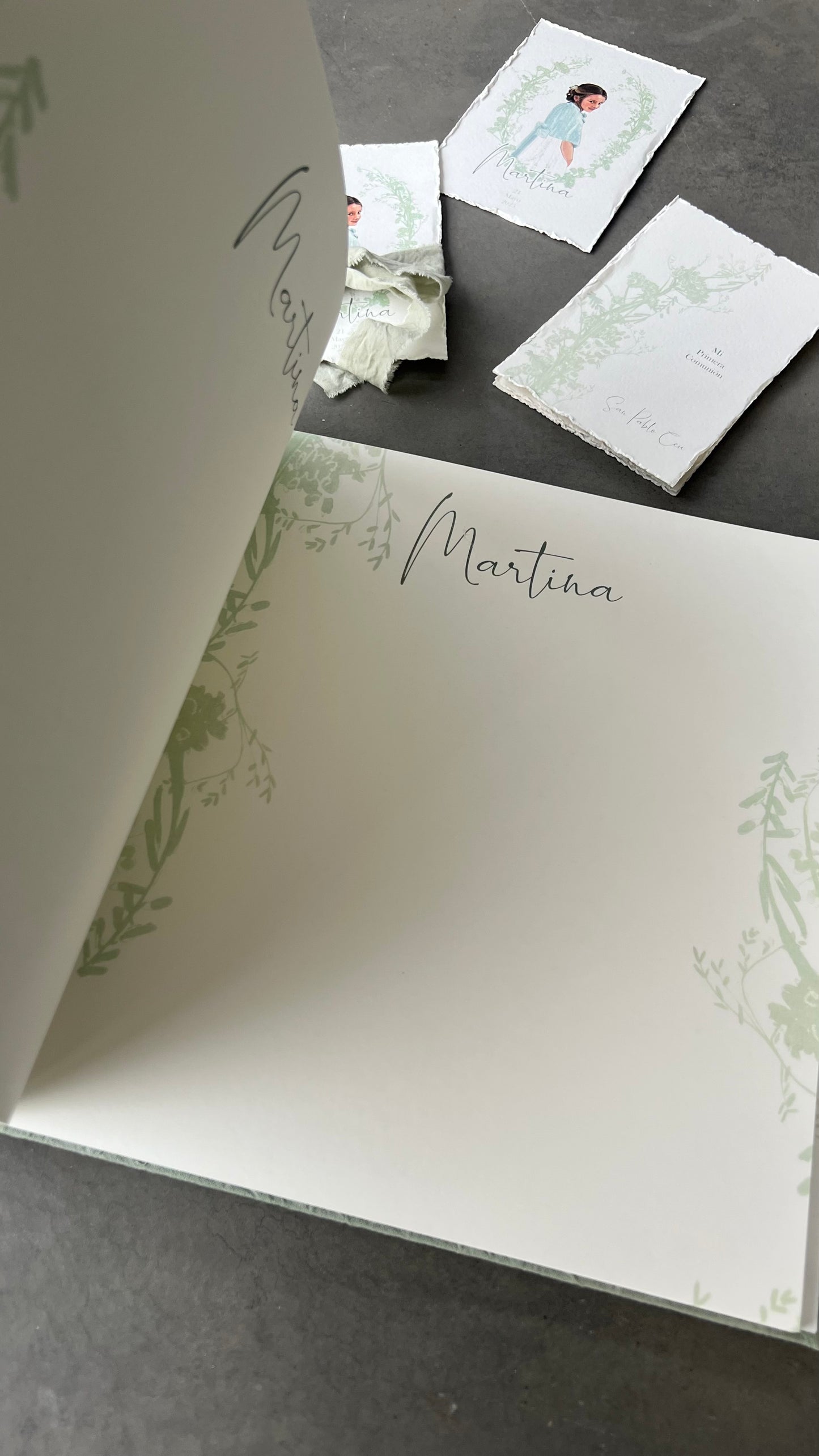 LIBRO COMUNIÓN EN TELA CON LAZO Y NOMBRE GRABADO