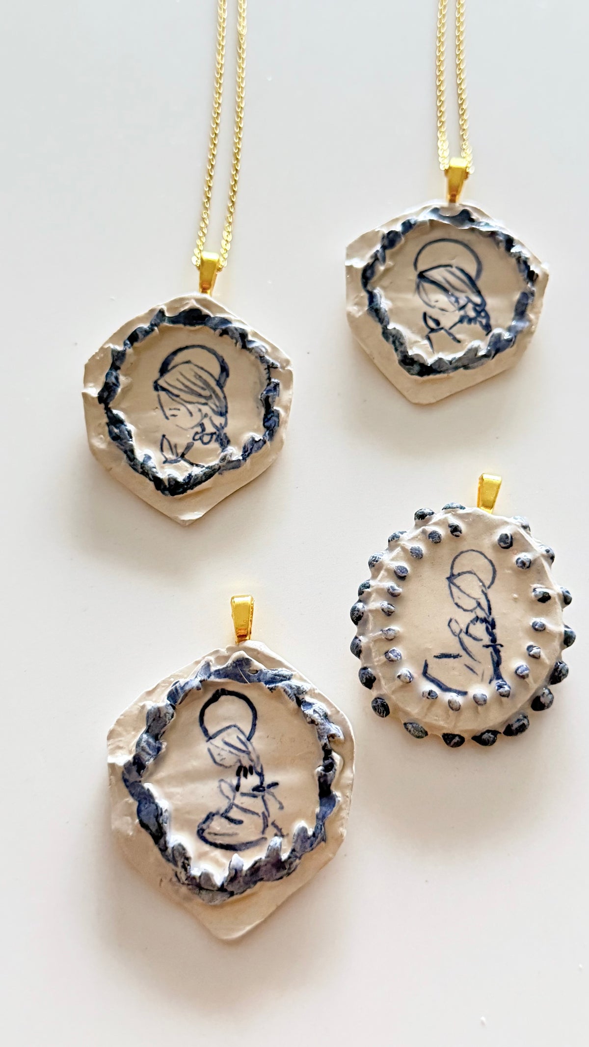 Medalla Virgen Cerámica pintada a mano