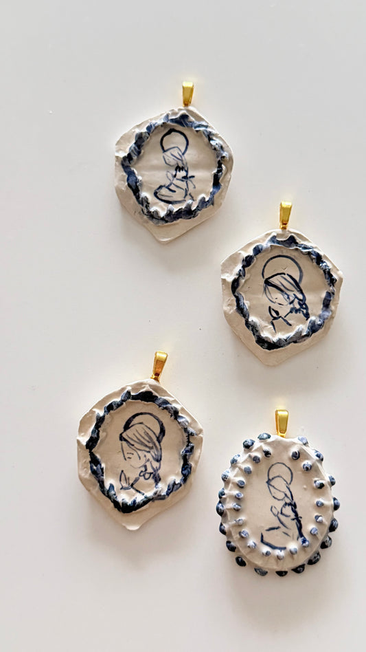 Medalla Virgen Cerámica pintada a mano