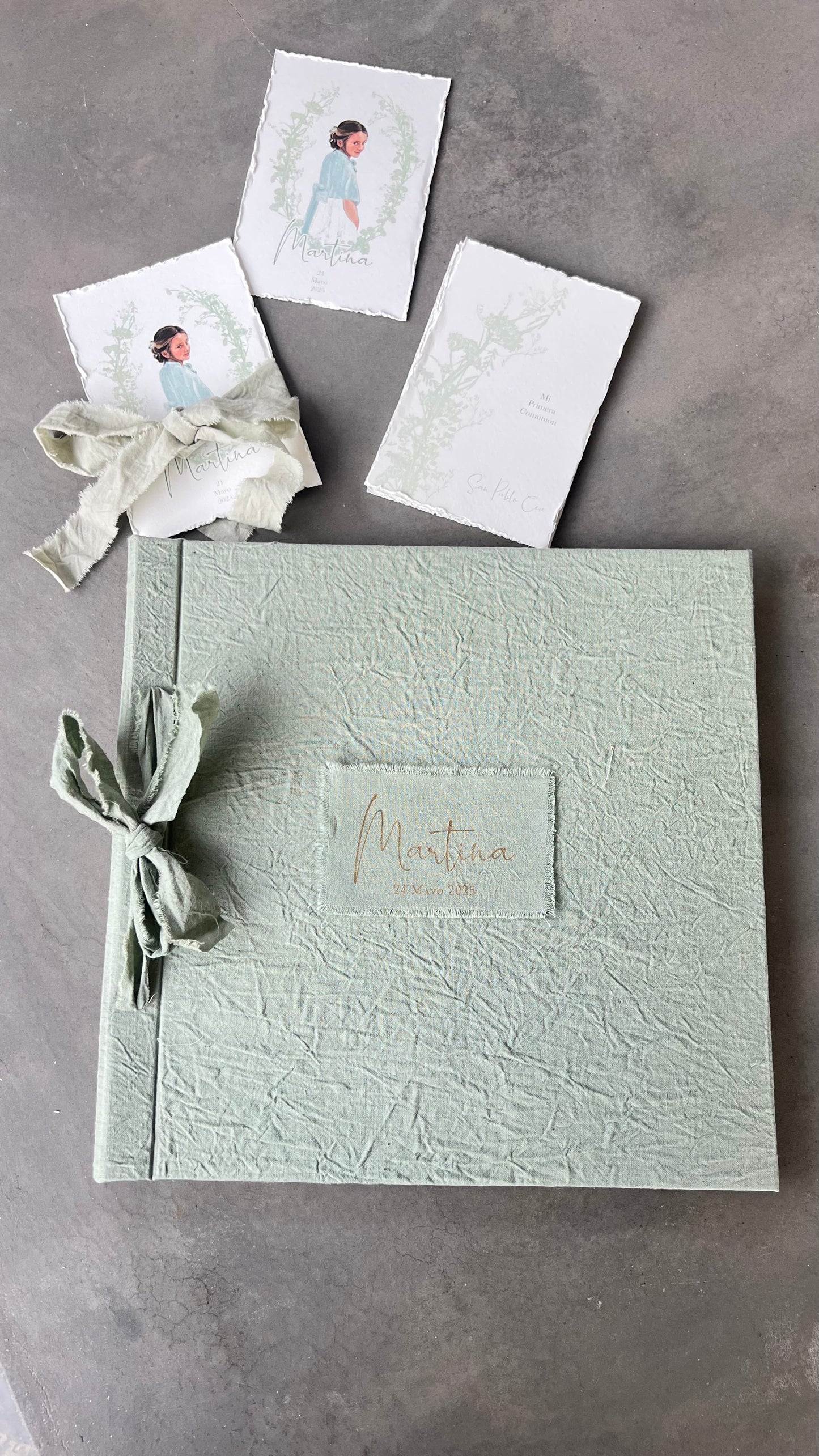 LIBRO COMUNIÓN EN TELA CON LAZO Y NOMBRE GRABADO