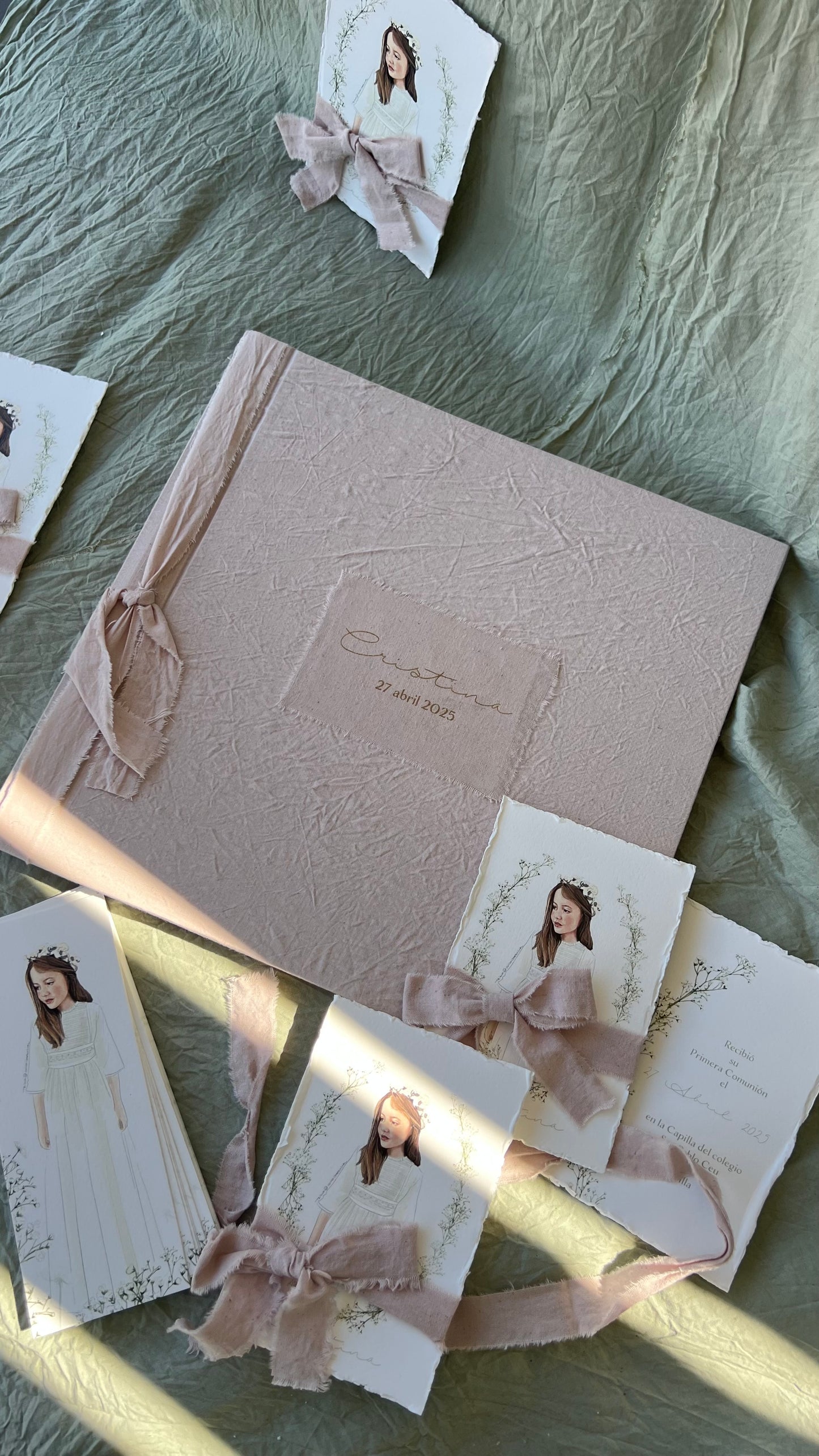 LIBRO COMUNIÓN EN TELA CON LAZO Y NOMBRE GRABADO