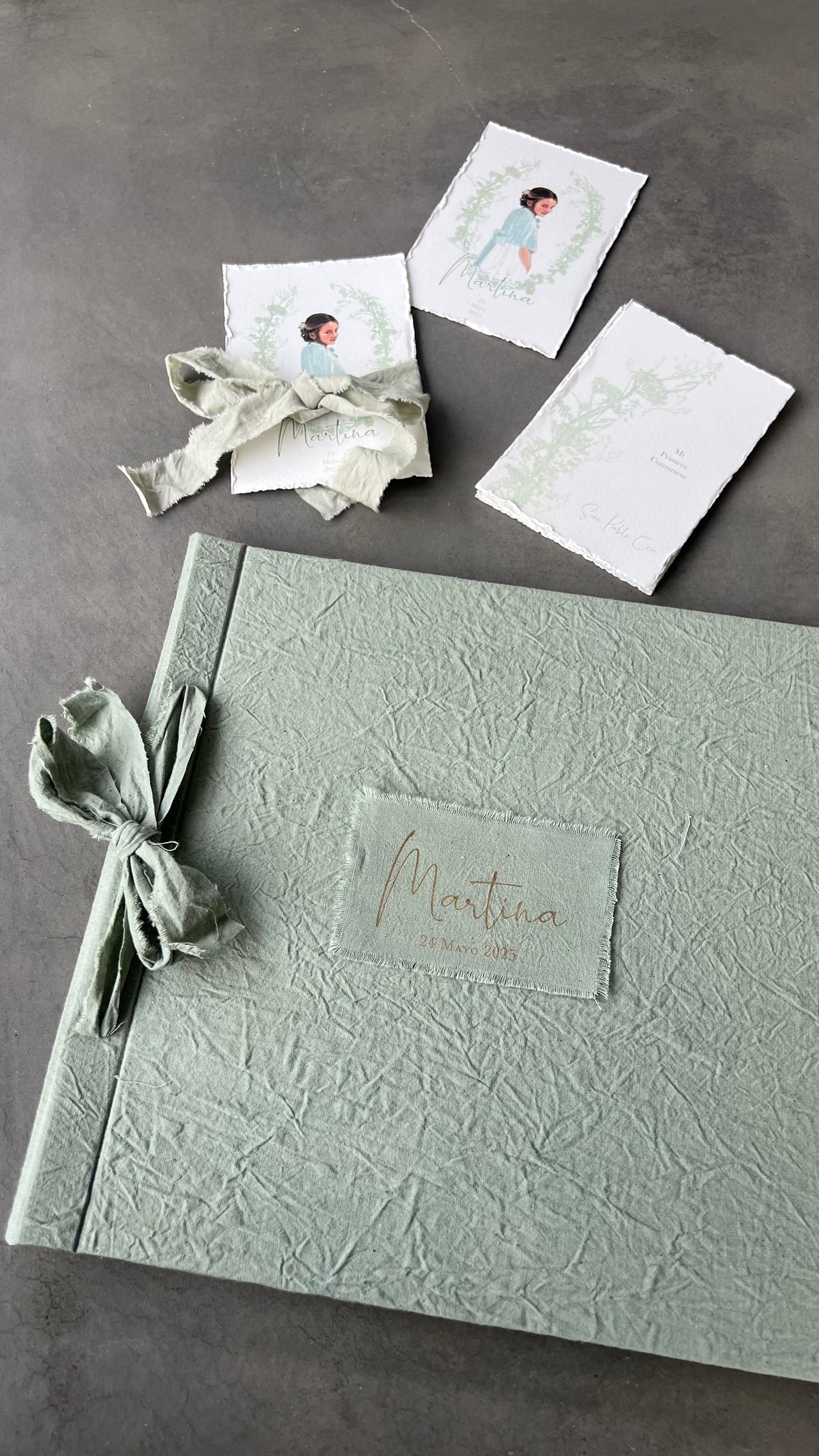 LIBRO COMUNIÓN EN TELA CON LAZO Y NOMBRE GRABADO