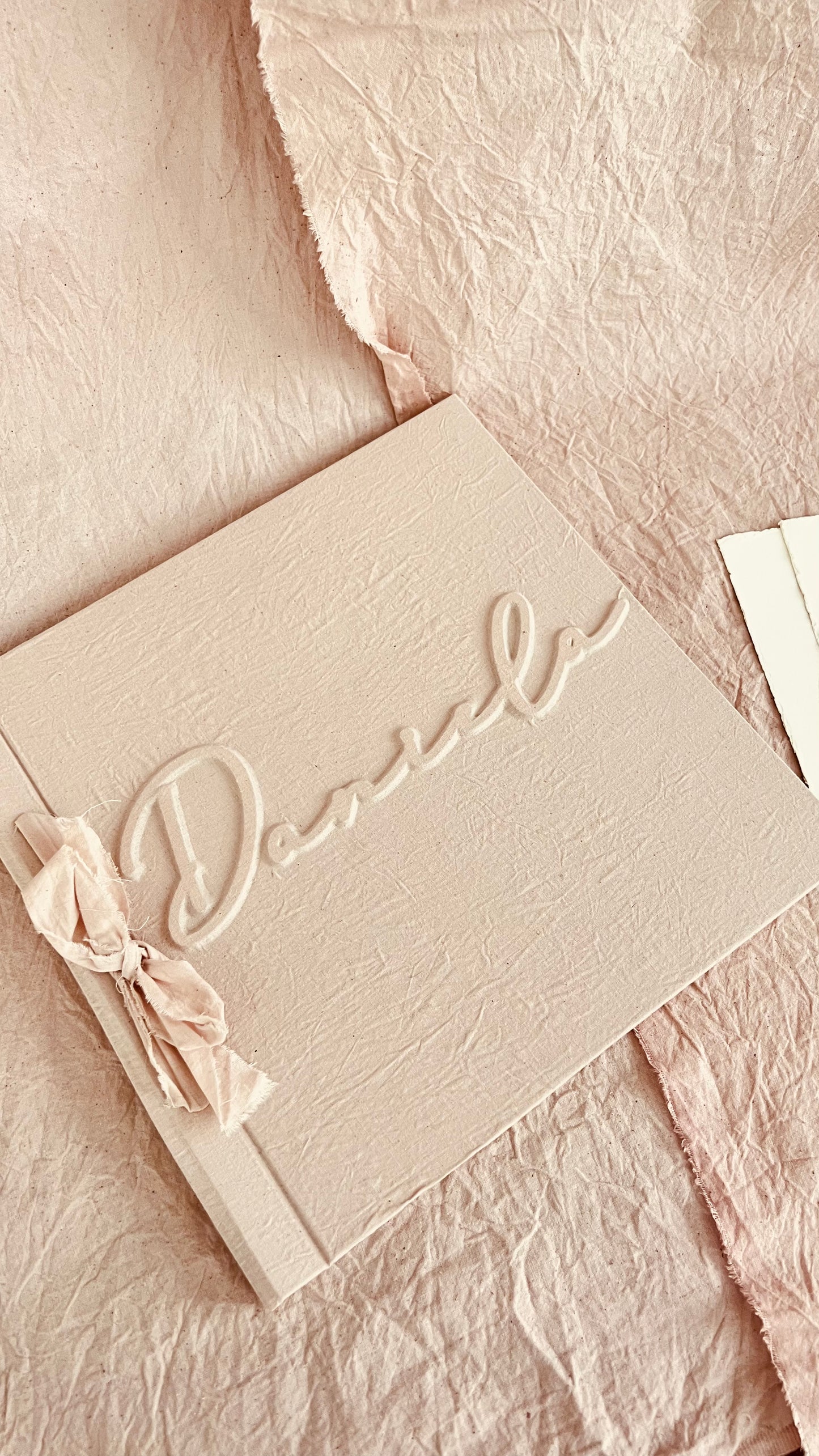 LIBRO COMUNIÓN EN TELA CON LAZO Y NOMBRE EN RELIEVE
