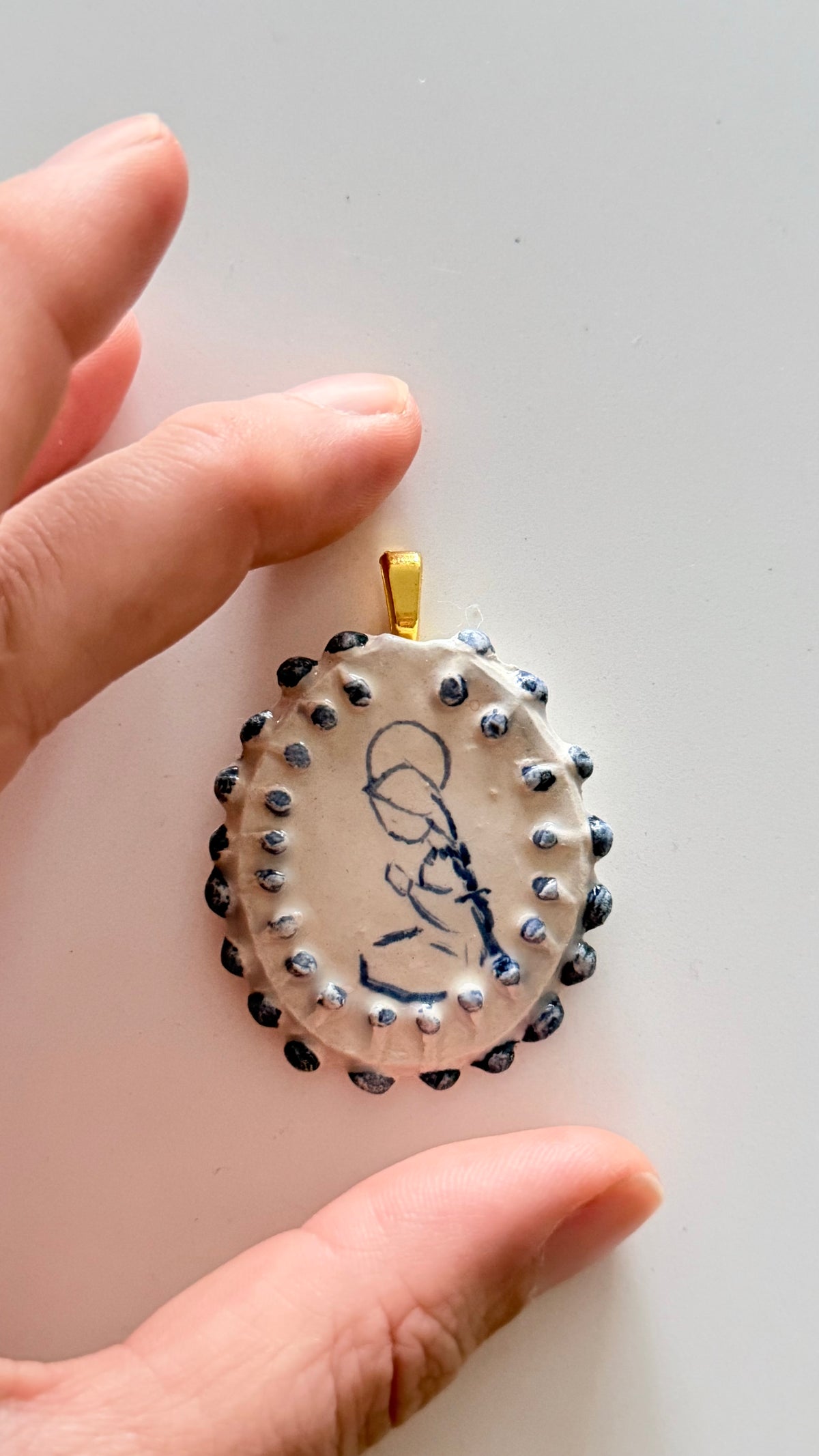 Medalla Virgen Cerámica pintada a mano