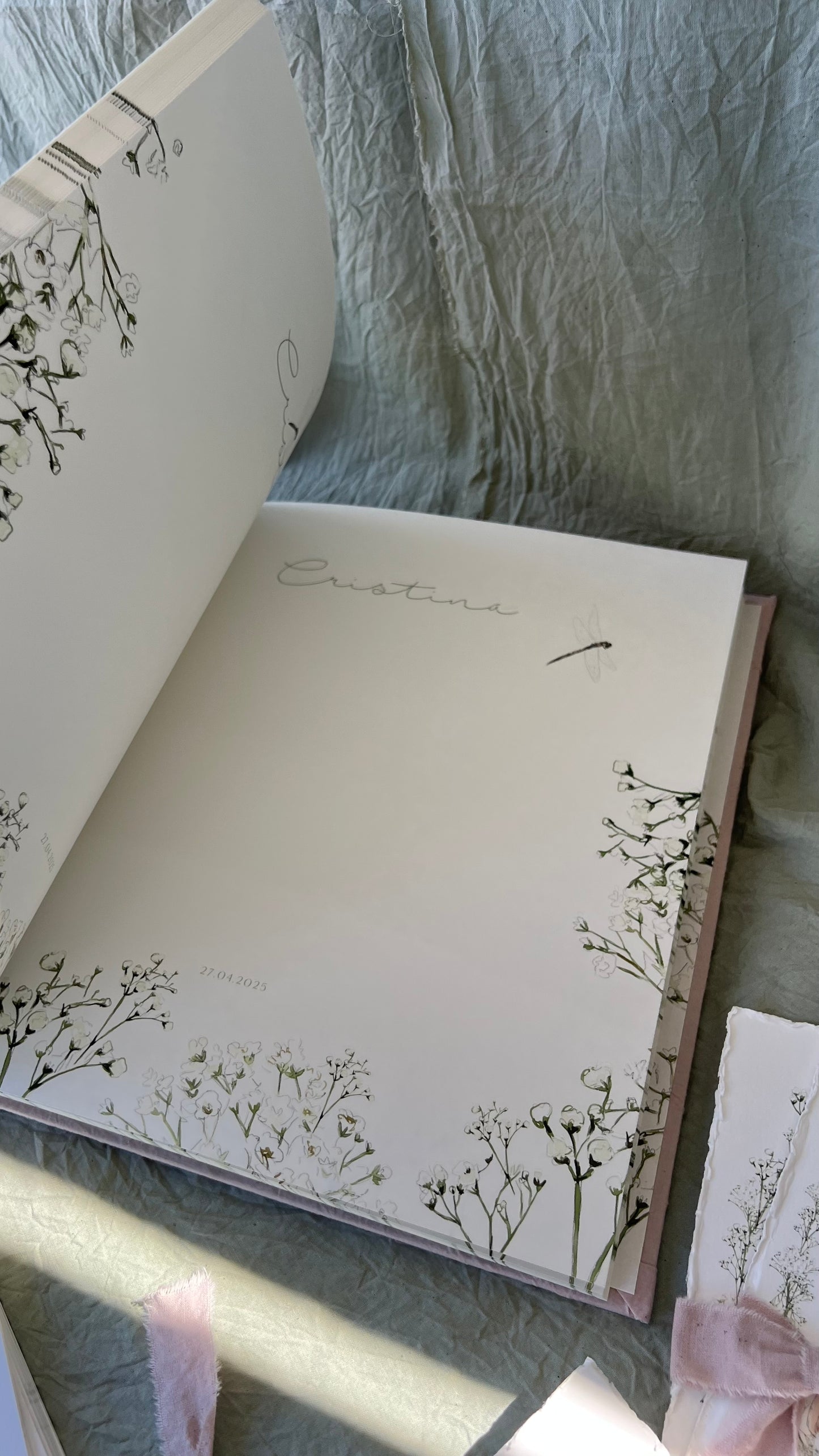 LIBRO COMUNIÓN EN TELA CON LAZO Y NOMBRE EN RELIEVE