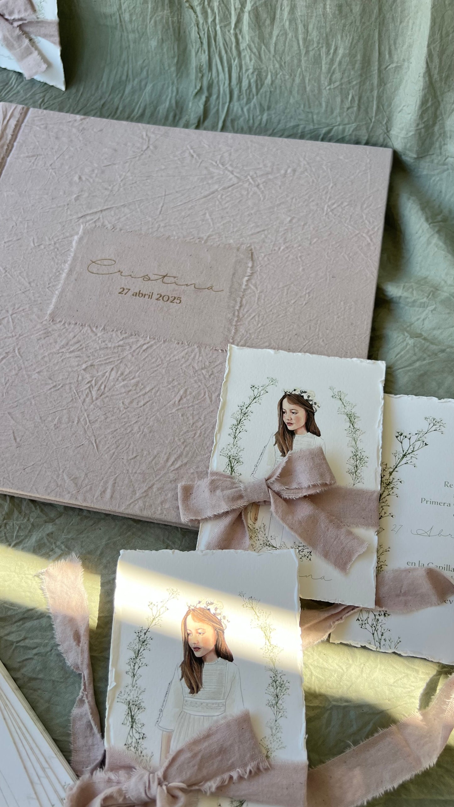 LIBRO COMUNIÓN EN TELA CON LAZO Y NOMBRE GRABADO