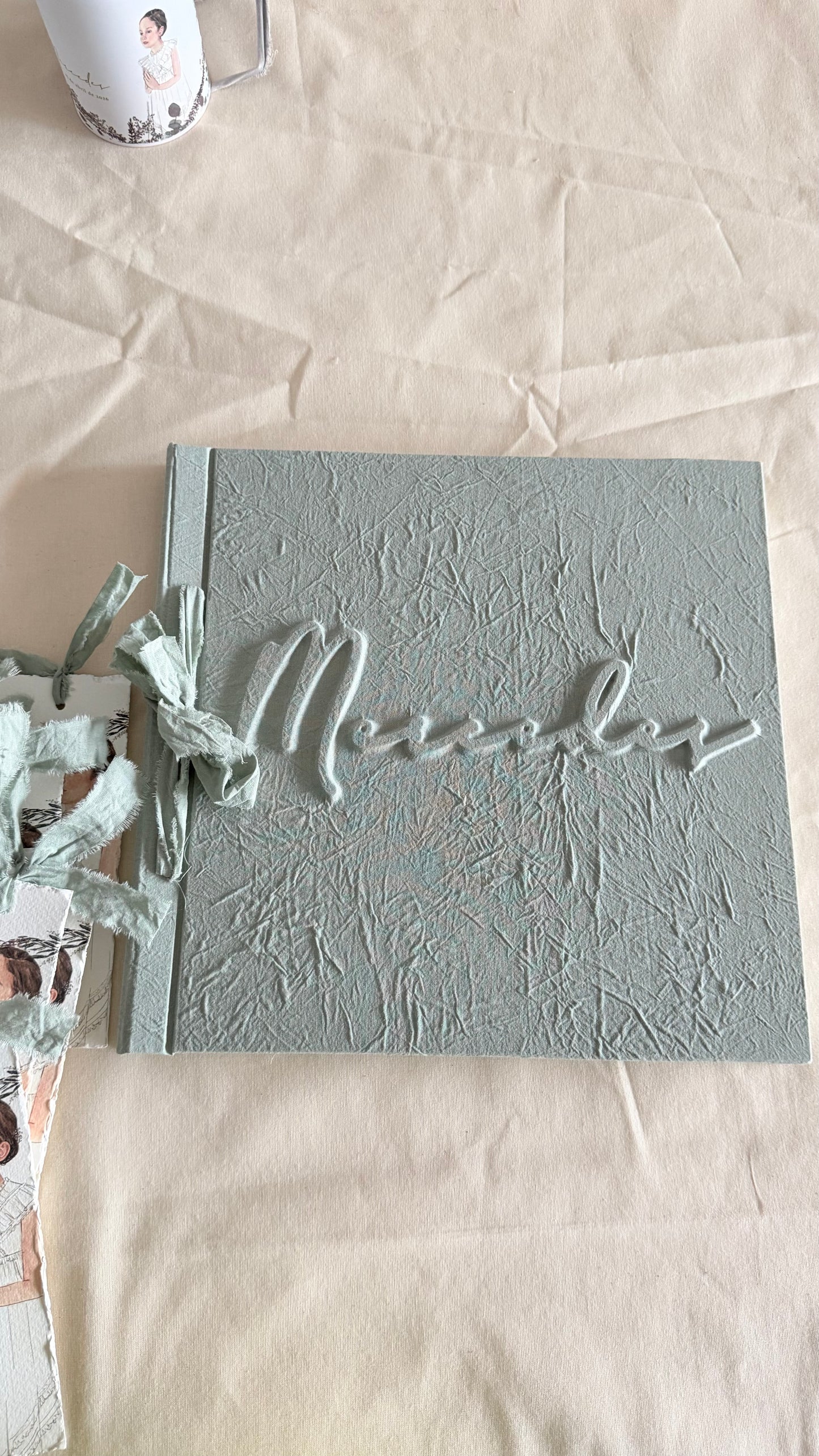 LIBRO COMUNIÓN EN TELA CON LAZO Y NOMBRE EN RELIEVE