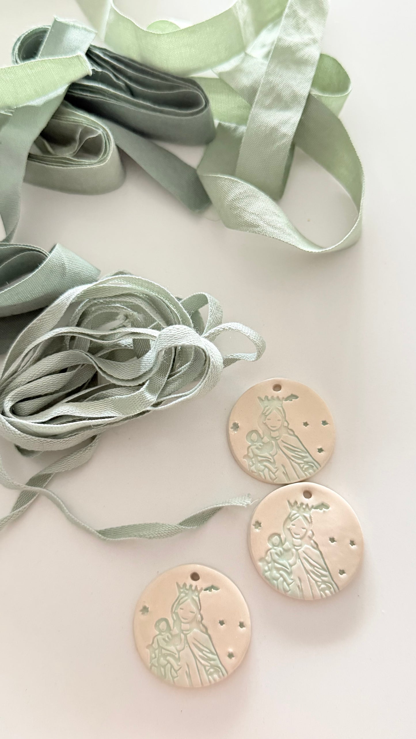 MEDALLA CERÁMICA VIRGEN DEL CARMEN GRANDE CON CINTA